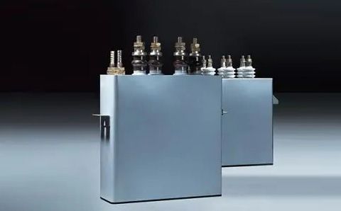電容器在直流電路中起什么作用？